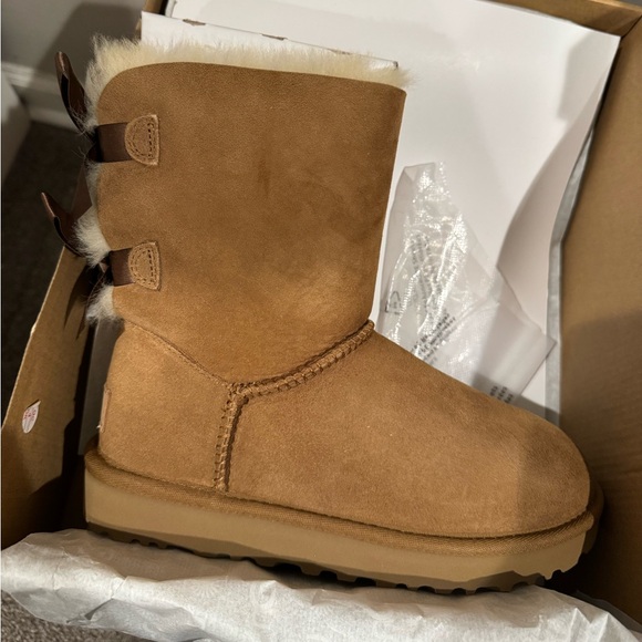 UGG Shoes - NWT UGG Chestnut Boots with Bailey Bows 🤎